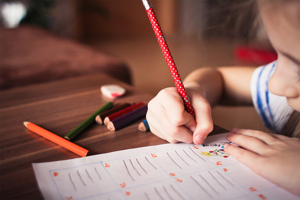 a child answering a test for the psychoeducational assessment